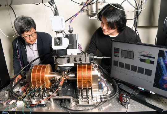 표준연 황찬용 박사(왼쪽)연구팀은 차세대 초저전력 전자소자로 활용할 수 있는 '스커미온 기반의 전자소자'를 구현할 기술을 개발했다.  표준연 제공